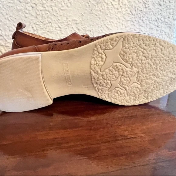 Pikolinos Brown Flats with Broguing and Lace-Up Design - Picture 2 of 5